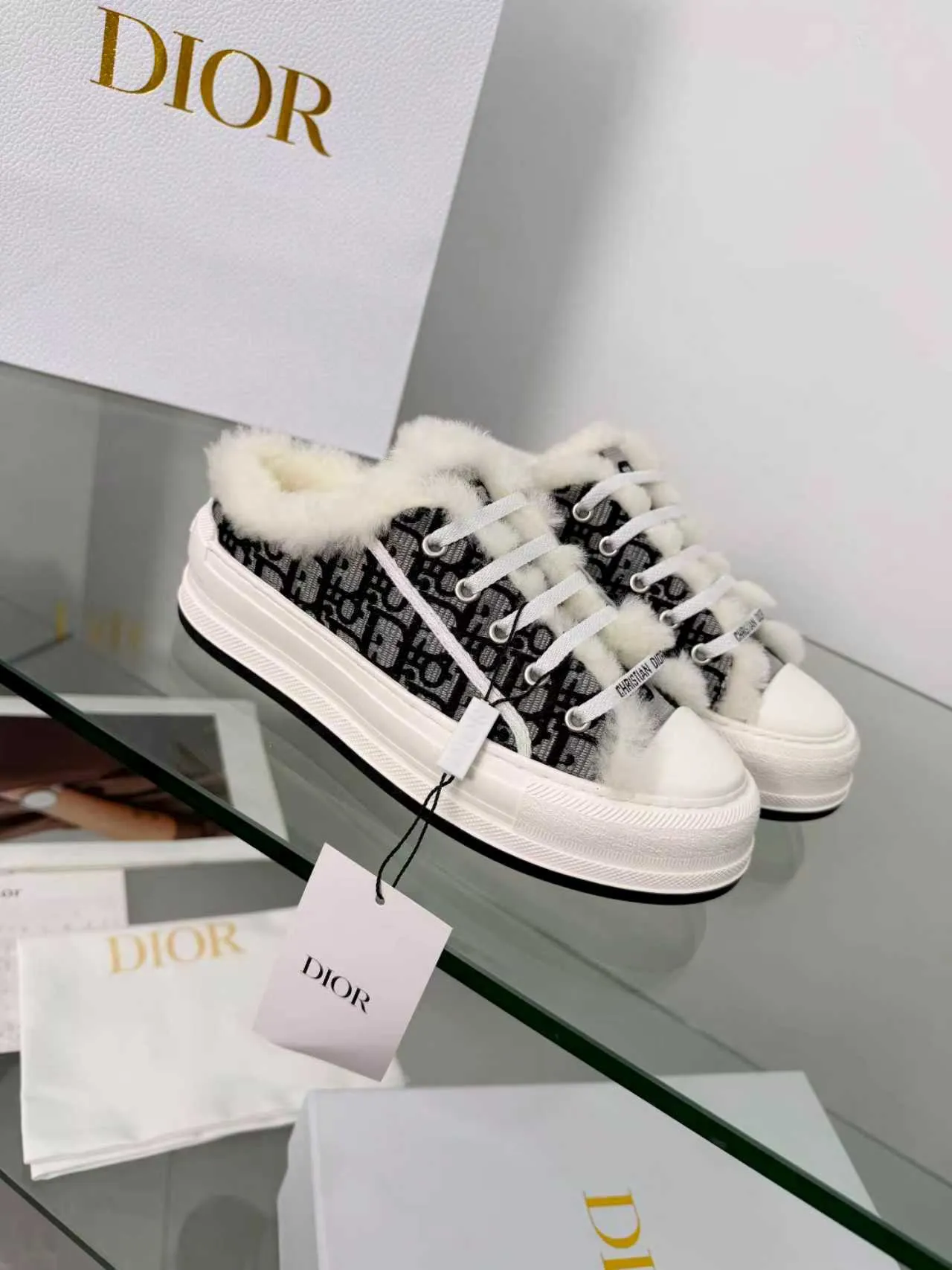 Men's men's shoes pP540! 𝐃𝐈𝐎𝐑 𝐖𝐚𝐥𝐤'𝐧 Dior Presbyopia Embroidery Wool Thick Sole Canvas Shoes Casual Sneakers (Half Flop) These Walk'n'Dior thick sole sneakers are a fashionable piece that elevates the collection. Oblique printed cotton embroidered upper with comfortable platform sole, tongue and Christian Dior Paris signature laces. Bottom thickness 4.5CM Size: Women's 35-41